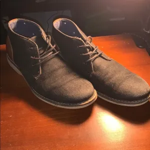 Boys size 7 shoes