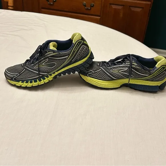 Brooks Ghost 6 Gray, Blue, Neon Green Size 9.5 Mens Running Shoes 110144-1D-292