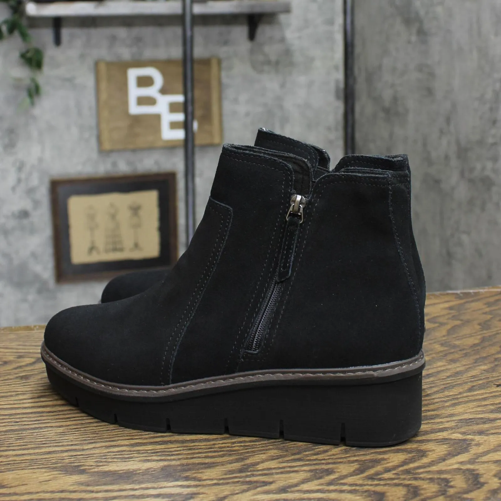 Clarks Women's Airabell Zip Ankle Boot 26163310 Black Suede 10M
