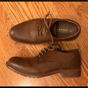EUC Perry Ellis Oxford, Brown