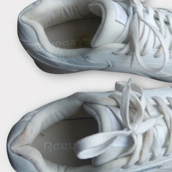 REEBOK CLASSIC MEN'S SIZE 9 WHITE RUNNING SHOE.