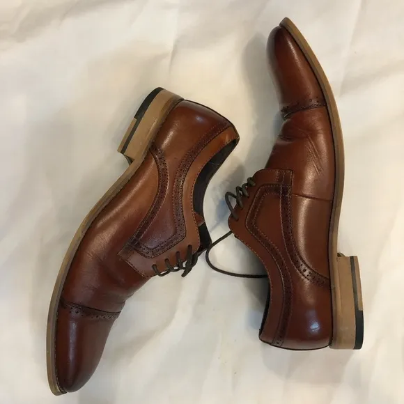 Stacy Adams 9.5 lace up dress shoe , rich brown color, classic style