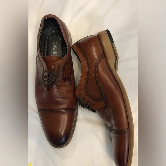 Stacy Adams 9.5 lace up dress shoe , rich brown color, classic style